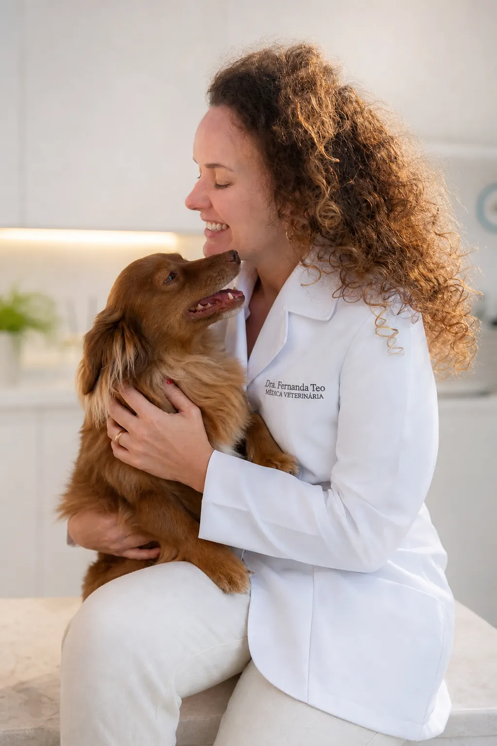 Dra. Fernanda Teo, veterinária, com um pet no Campeche, Florianópolis